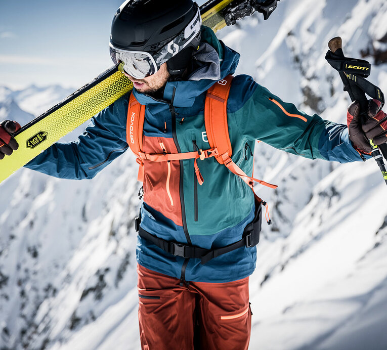 Skifahrer mit Ortovox Rucksack