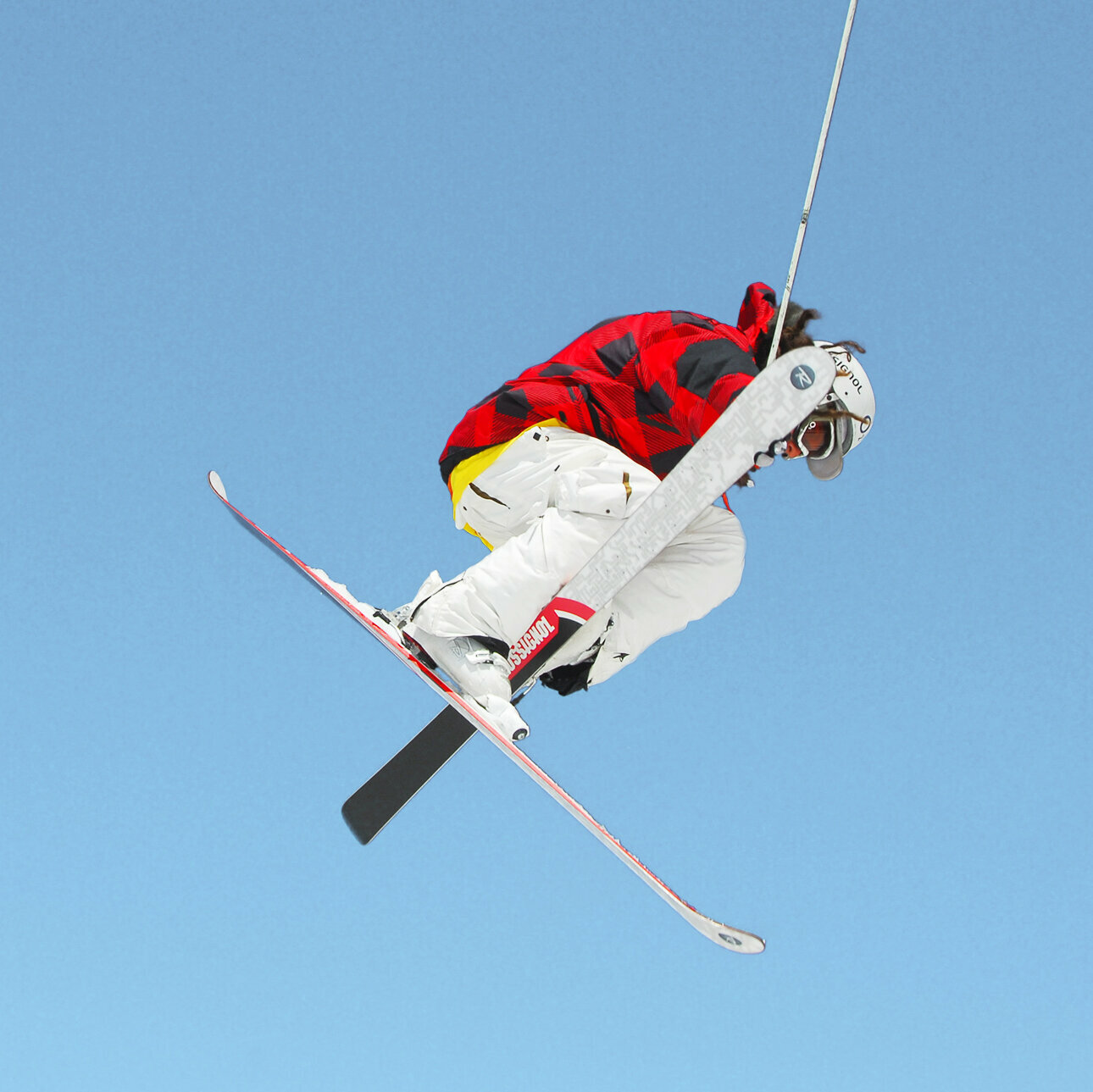 Skifahrer macht Kunststück in der Luft