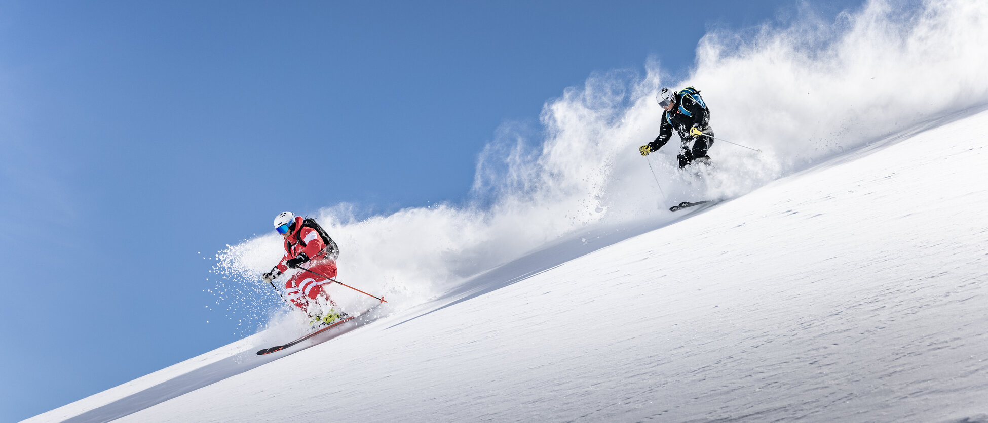 Skifahrer im Pulverschnee
