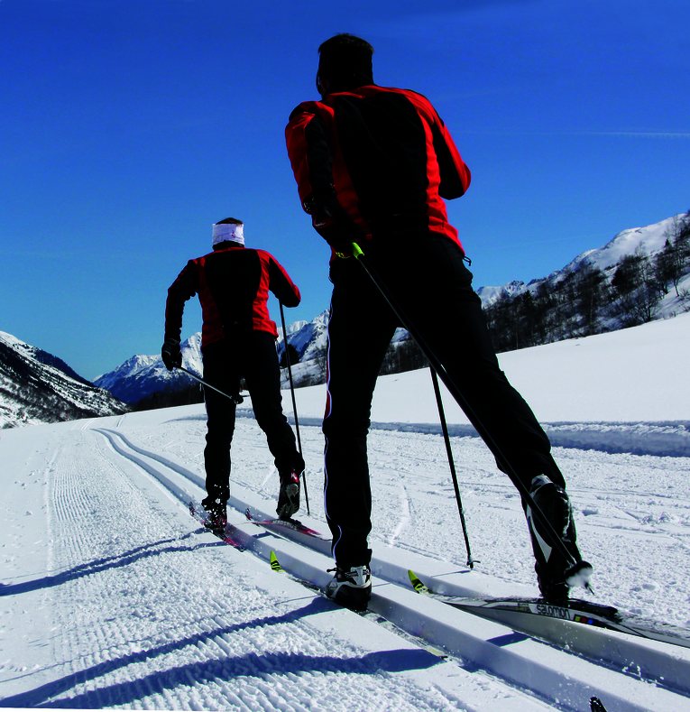 Zwei klassische Langläufer auf gespurter Loipe