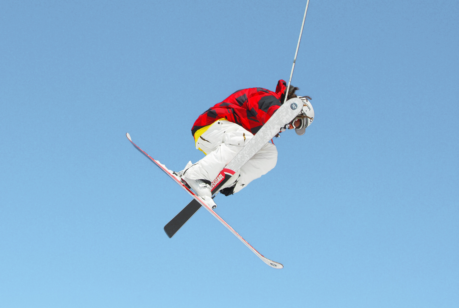 Skifahrer macht Kunststück in der Luft