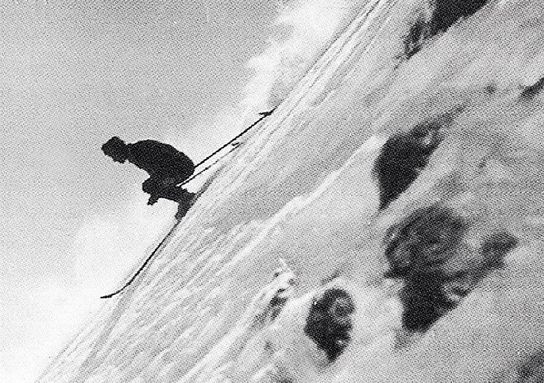 Schwarz-weiß Bild eines Skifahrers