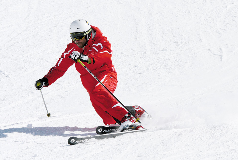 Telemarkfahrer in rotem Skianzug