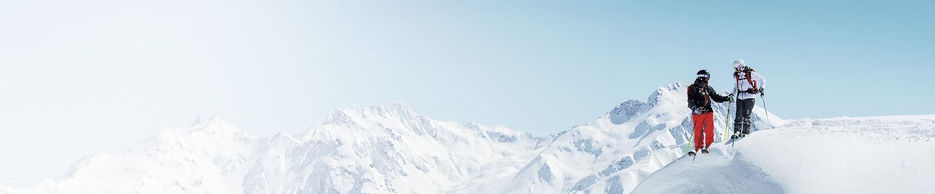 Bergpanorama mit zwei Skifahrern